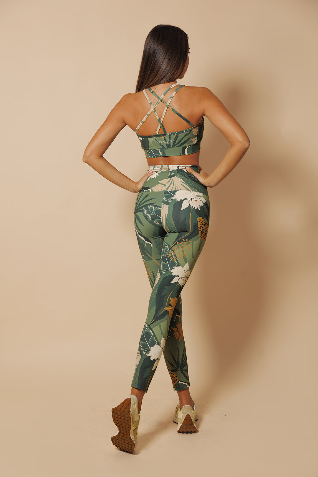 НОВО Дамски комплект от къс потник и клин PALM