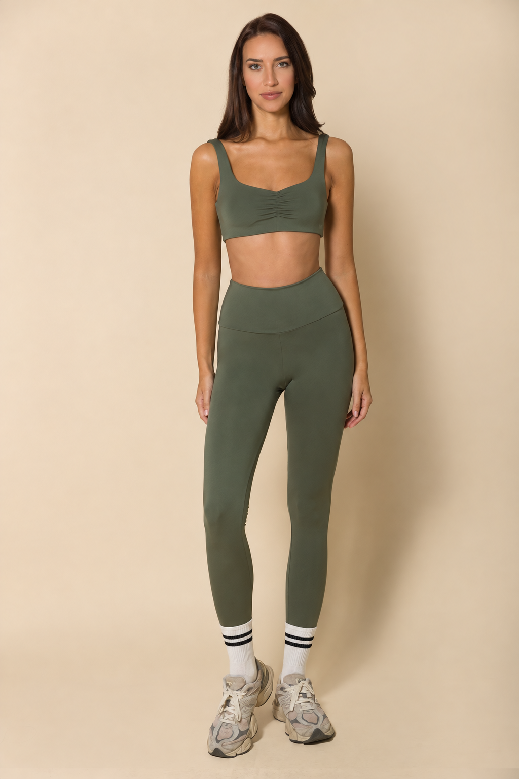 Дамски комплект от къс потник и клин OLIVE GREEN
