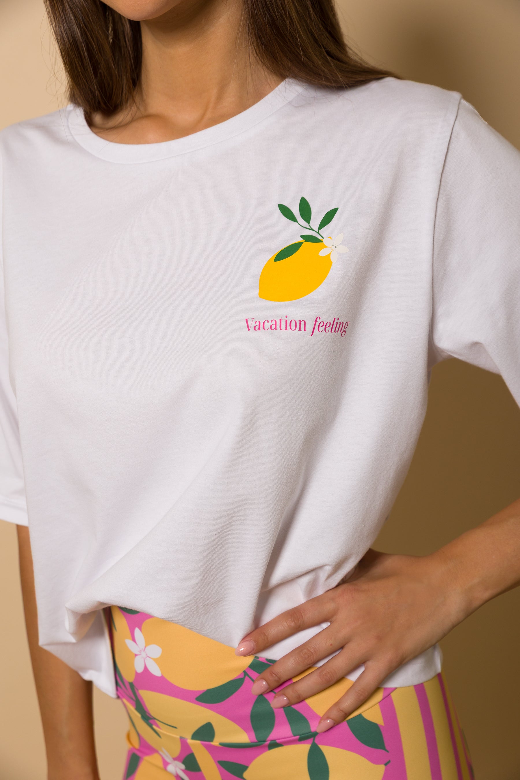 Дамски комплект от бяла тениска и къс клин LEMON