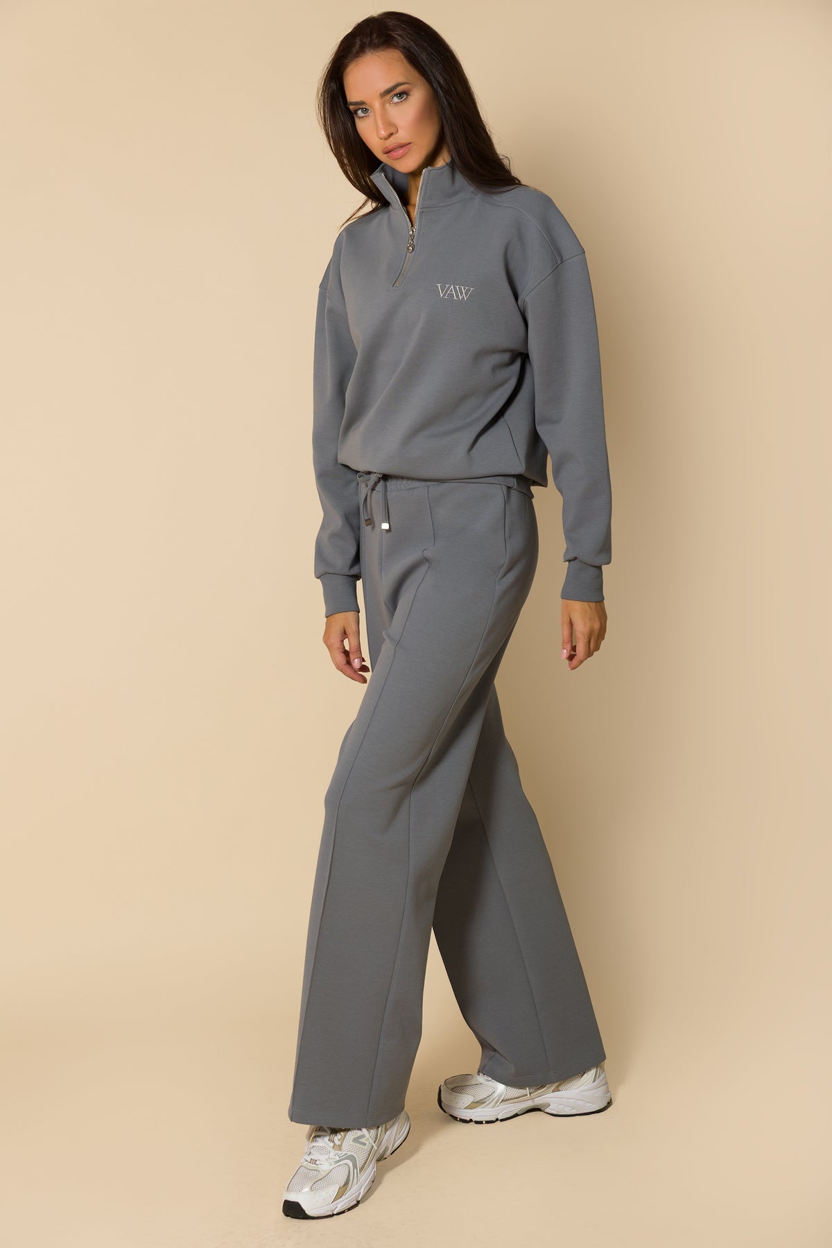 Дамски комплект от суитшърт с цип и долнище с ръб SOFT GREY