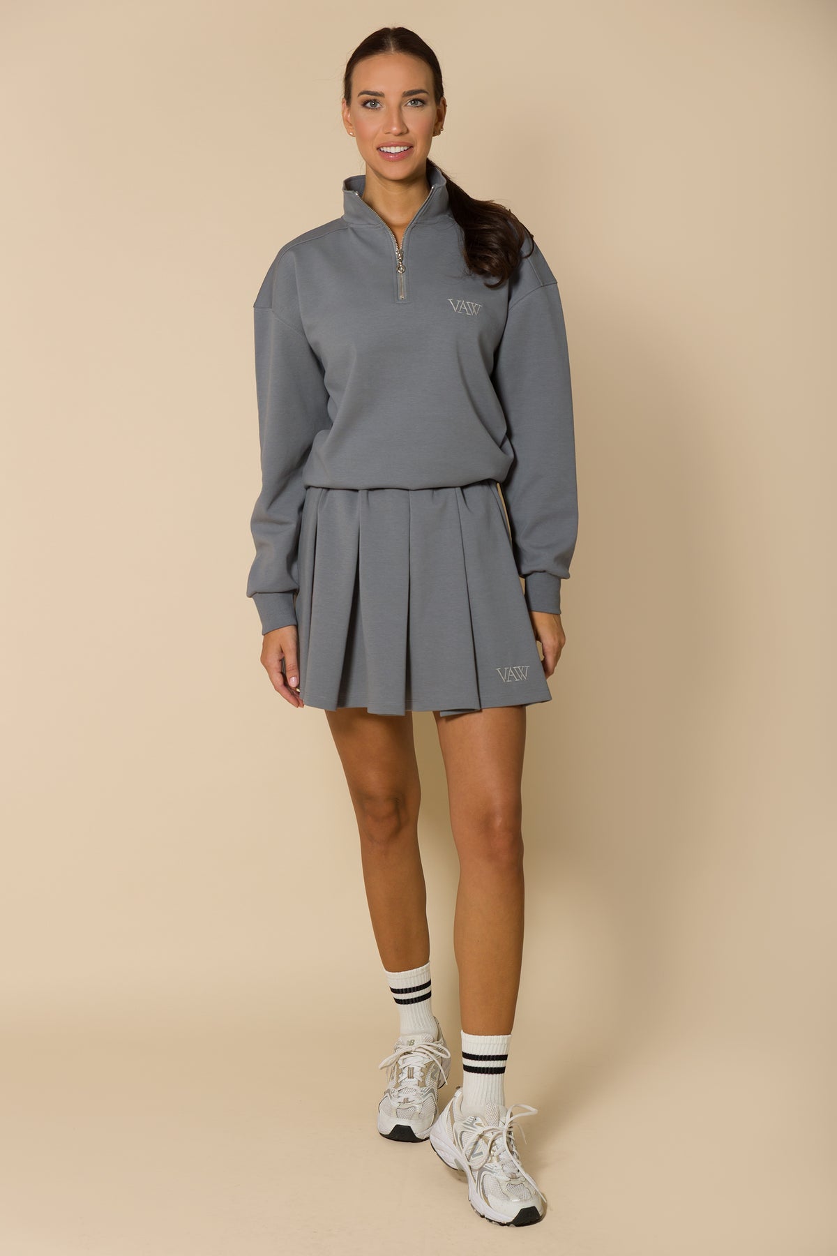 Дамски комплект от суитшърт с цип и плисирана пола SOFT GREY
