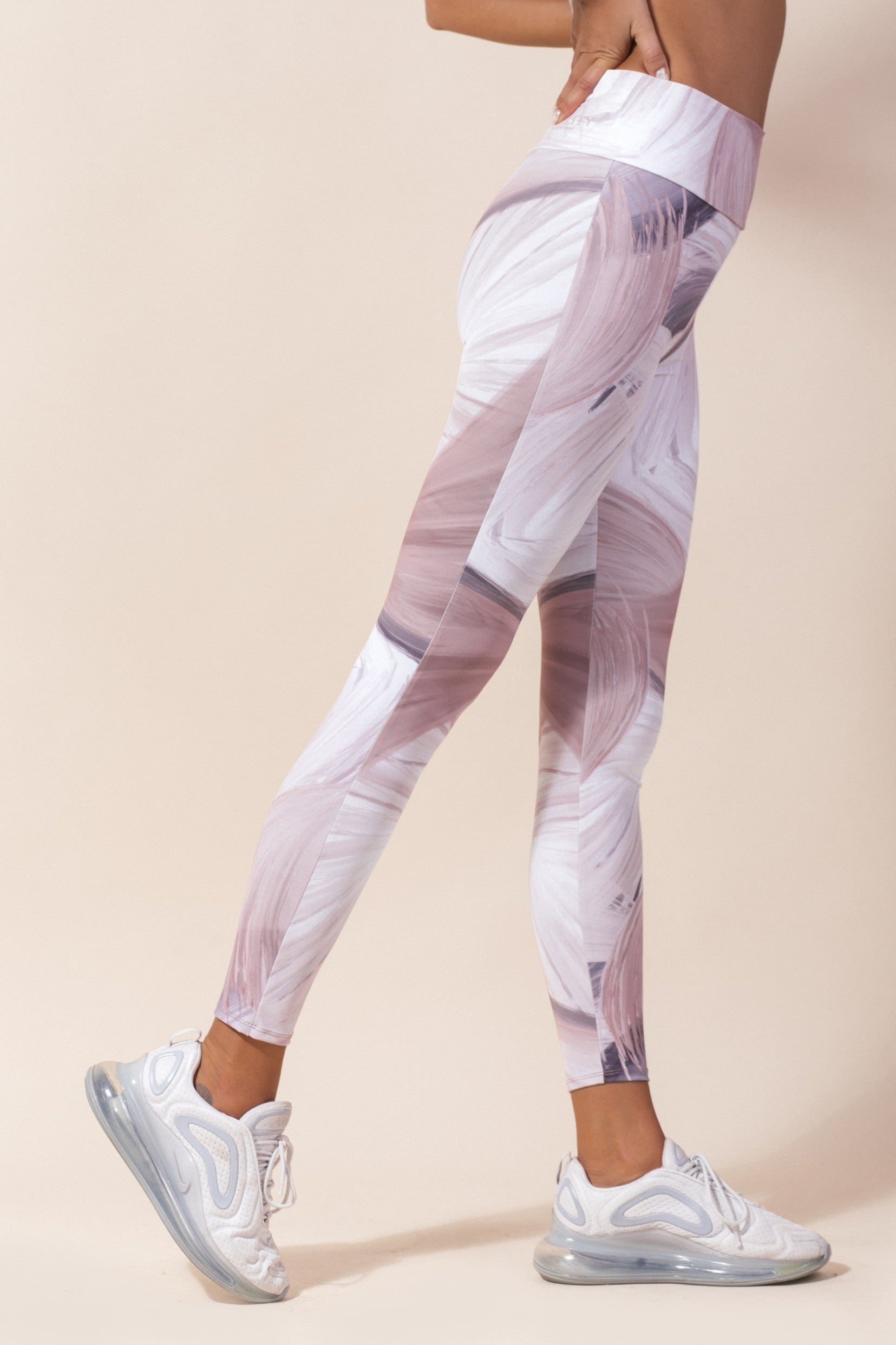 НОВО Дамски комплект от къс потник и клин NUDE BRUSHES