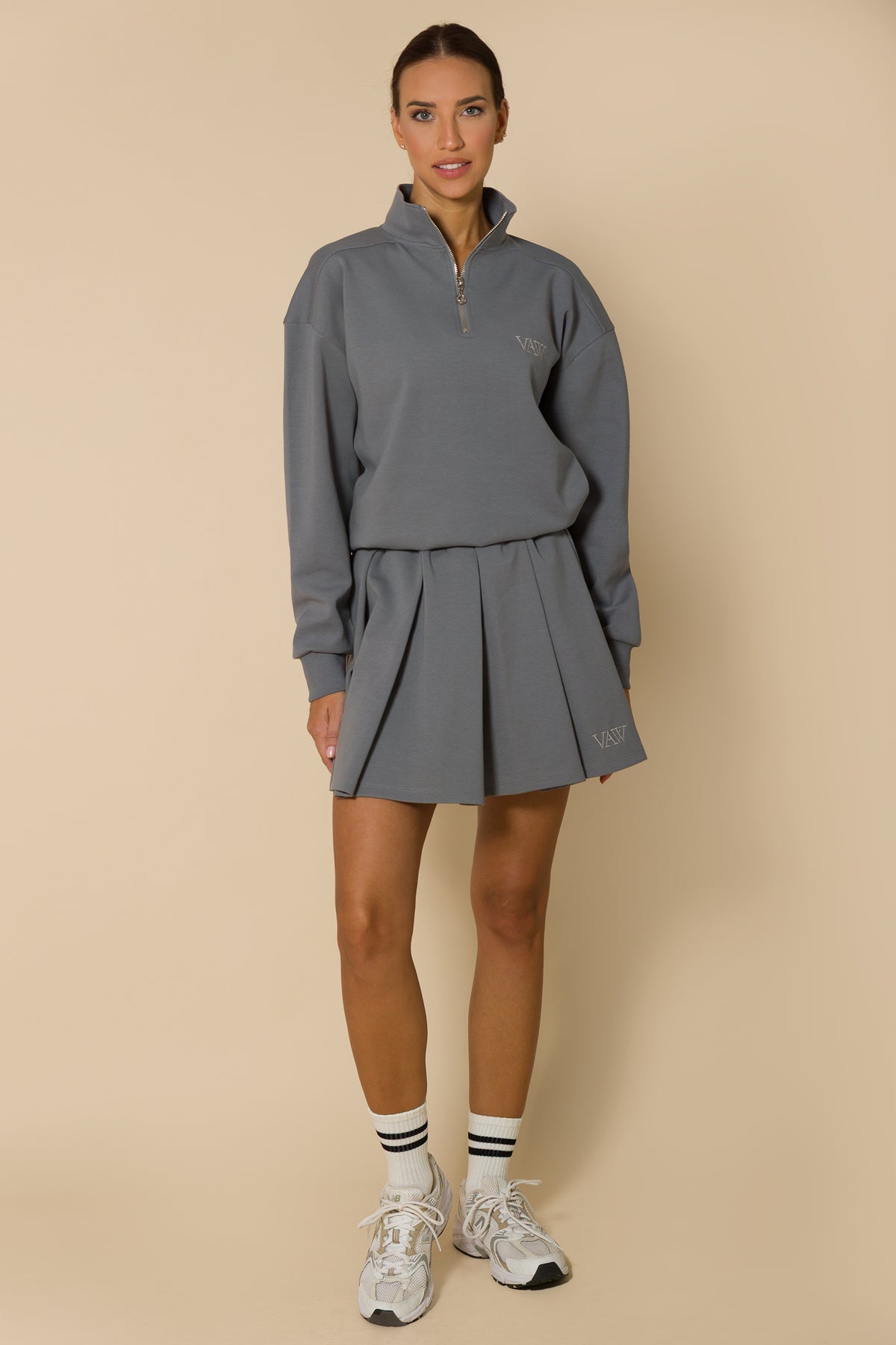 Дамски комплект от суитшърт с цип и плисирана пола SOFT GREY