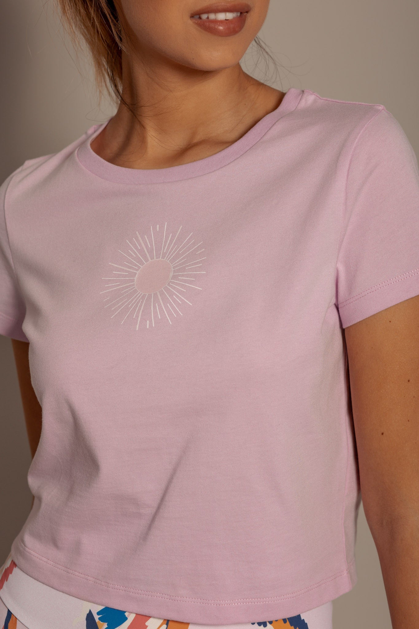 Дамска спортна тениска с розово слънце
